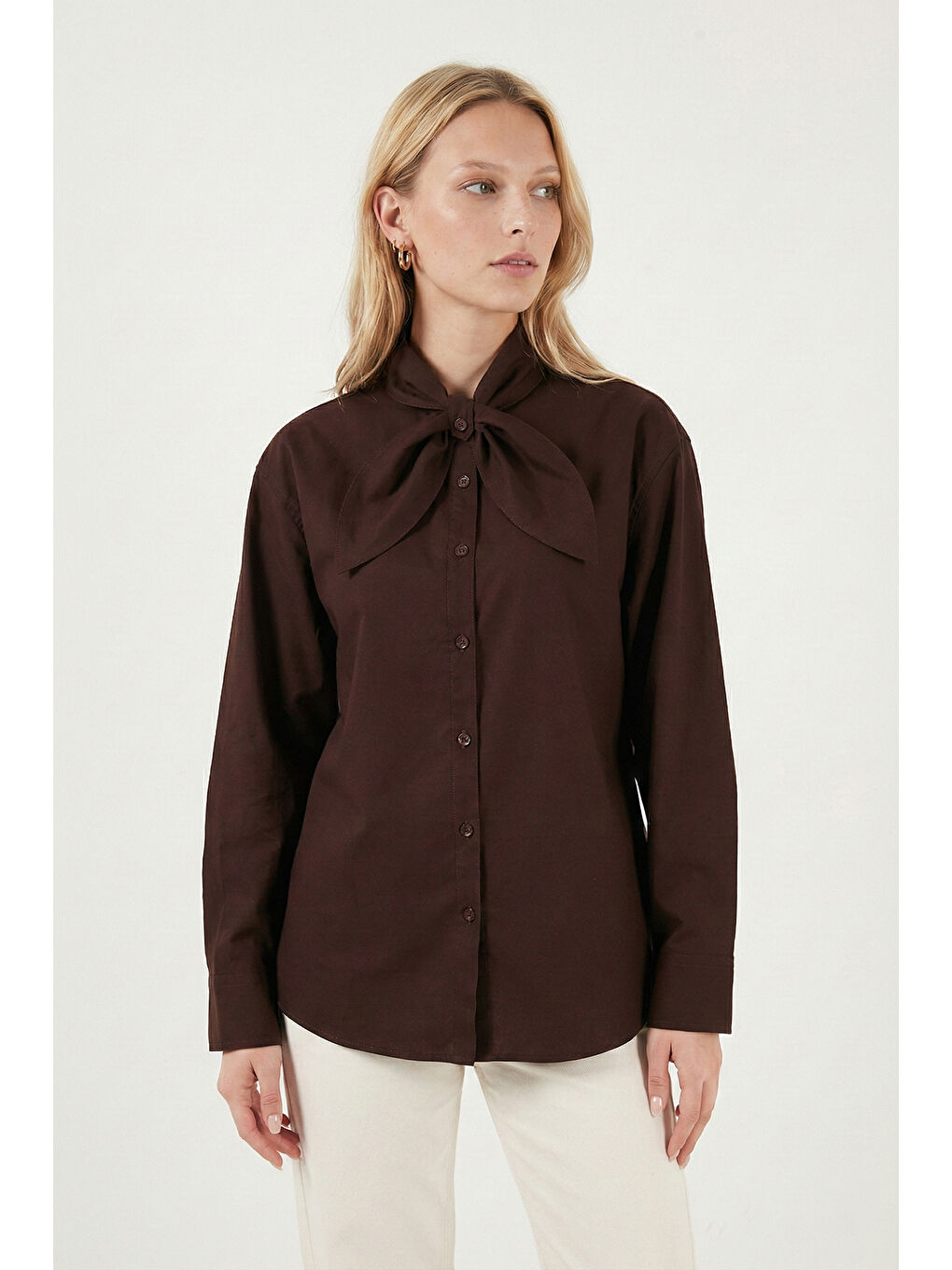 Kahverengi Pamuklu Relaxed Fit Fiyonk Detaylı Yaka Gömlek 6925407-5