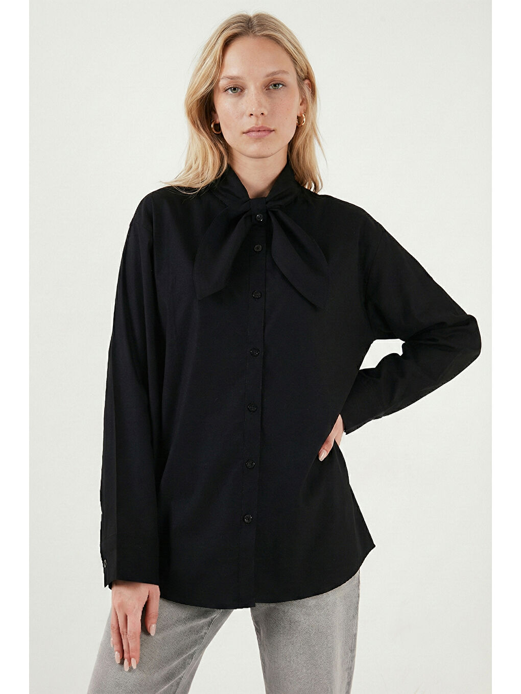 Siyah Pamuklu Relaxed Fit Fiyonk Detaylı Yaka Gömlek 6925407-3