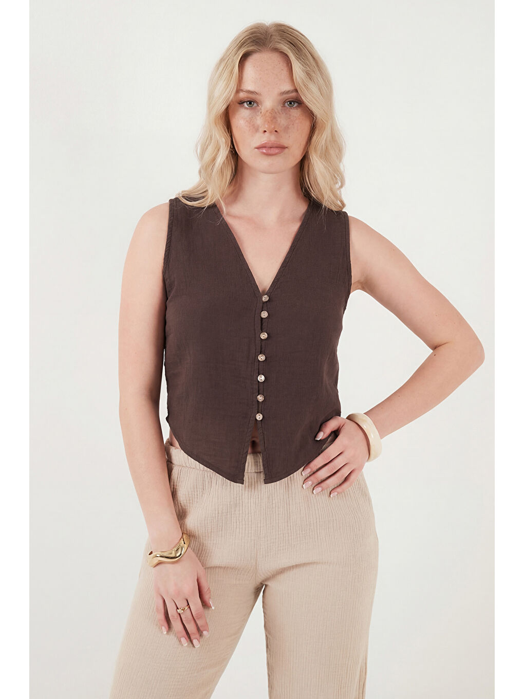 Kahverengi Pamuklu Regular Fit V Yaka Düğme Detaylı Yazlık Bluz Yelek 5866661-3