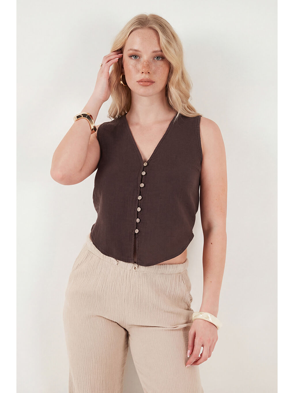 Kahverengi Pamuklu Regular Fit V Yaka Düğme Detaylı Yazlık Bluz Yelek 5866661-4