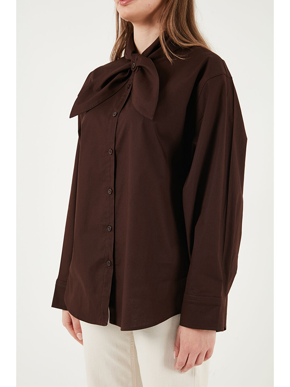 Kahverengi Pamuklu Relaxed Fit Fiyonk Detaylı Yaka Gömlek 6925407-6