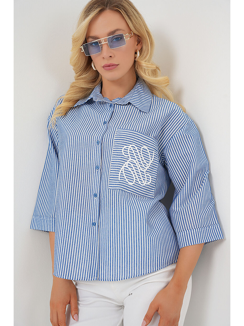 Kadın Tek Cep Nakışlı Gömlek 20328 - Lacivert