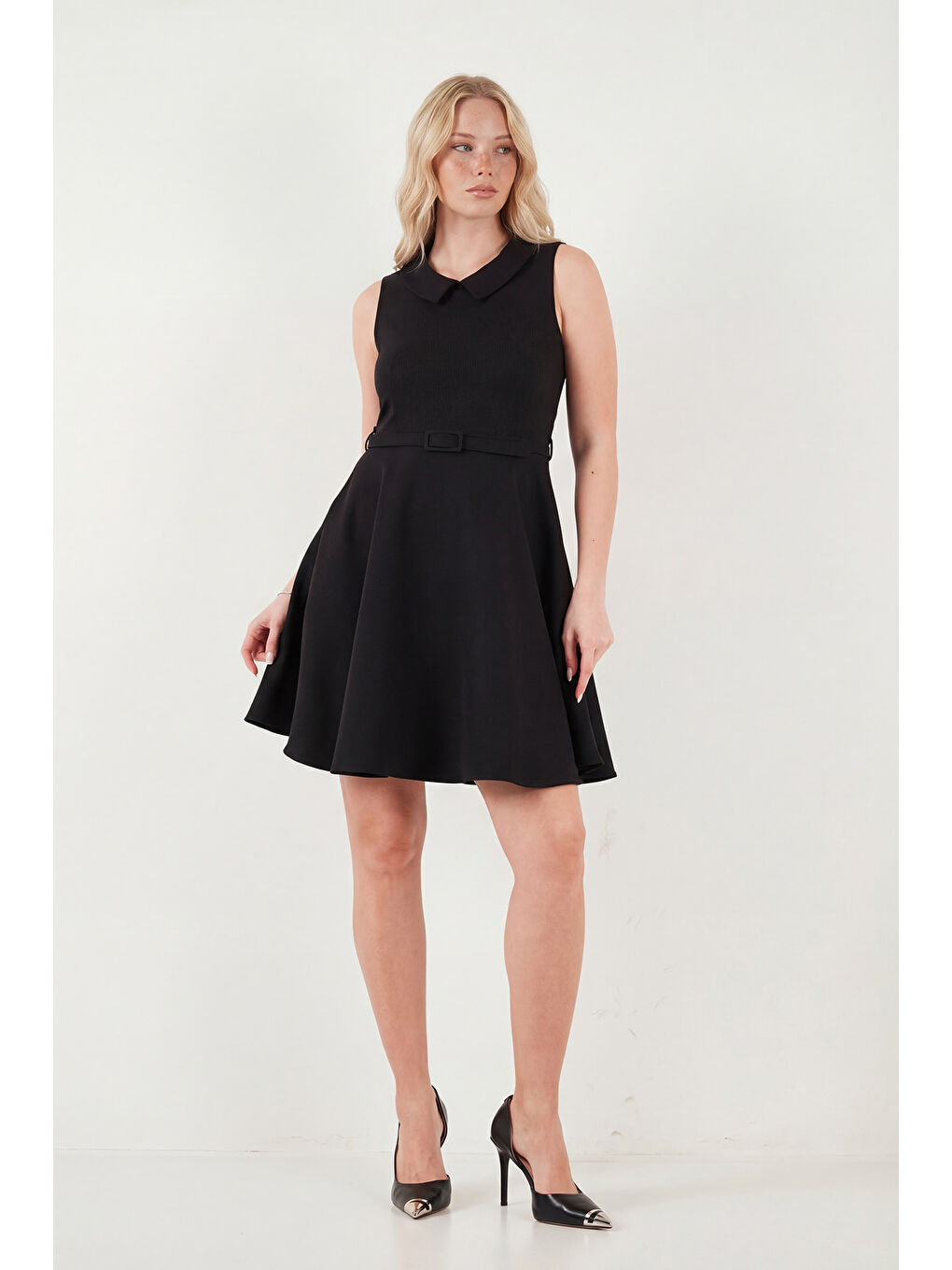 Siyah A Kesim Regular Fit Yaka ve Kemer Detaylı Mini Davet Elbise 6525740-2