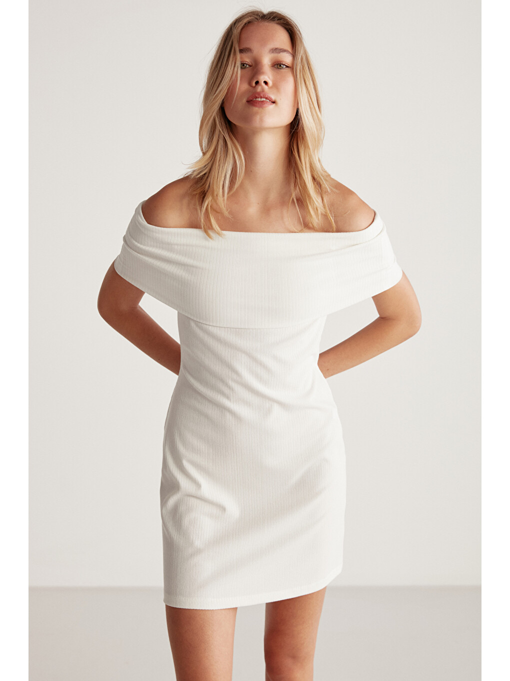 Julene Kadın Esnek Fitilli Kumaşlı Bardot Yaka Bodycon Vücüdu Saran Midi Beyaz Elbise