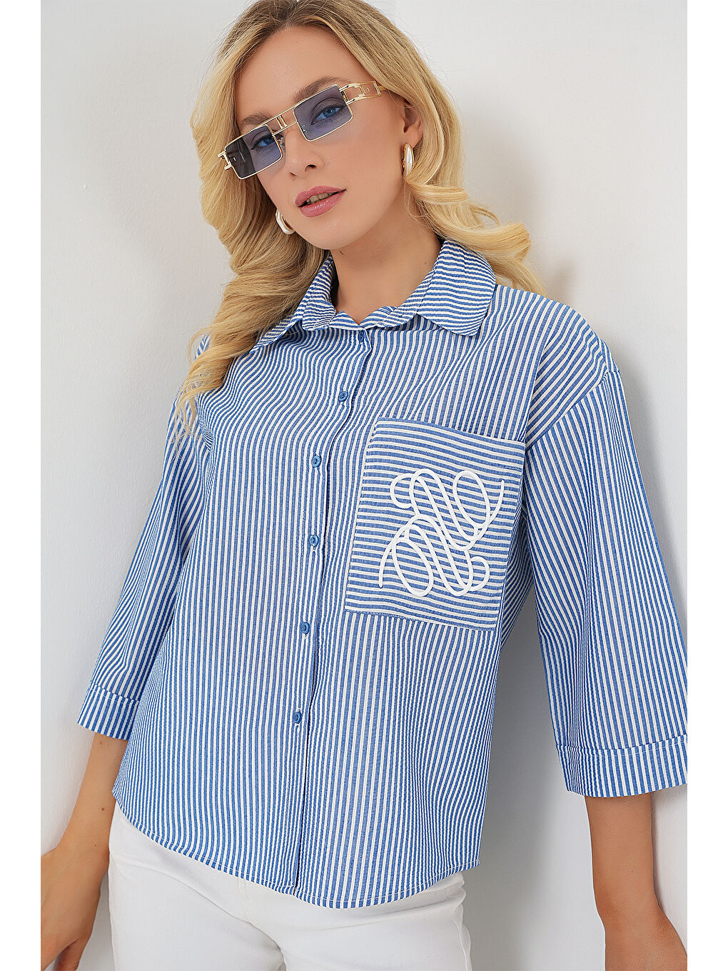 Kadın Tek Cep Nakışlı Gömlek 20328 - Lacivert-3