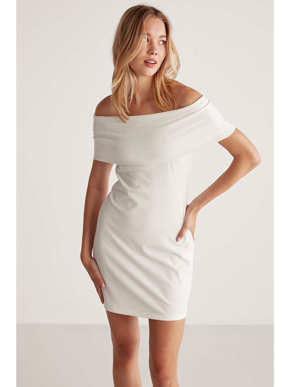 Julene Kadın Esnek Fitilli Kumaşlı Bardot Yaka Bodycon Vücüdu Saran Midi Beyaz Elbise-1