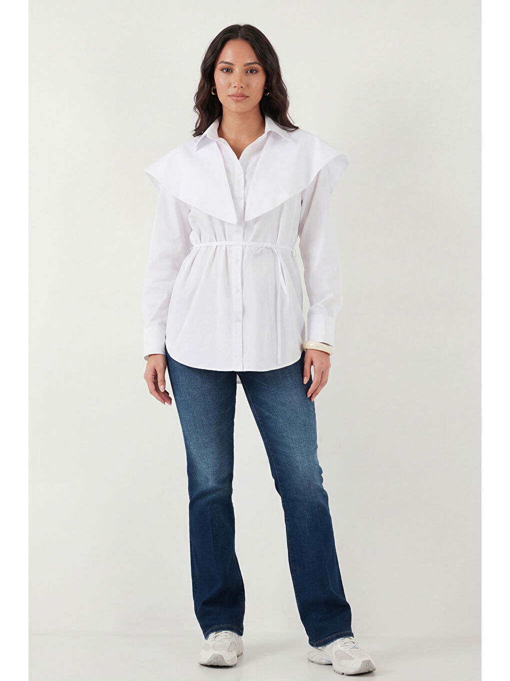 Beyaz Pamuklu Pelerin Detaylı Regular Fit Uzun Kollu Gömlek 6774128-1