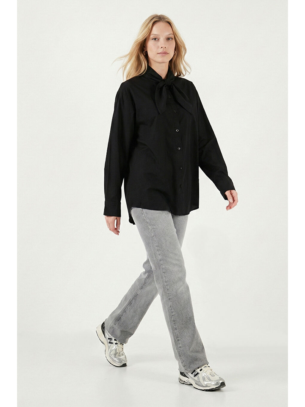 Siyah Pamuklu Relaxed Fit Fiyonk Detaylı Yaka Gömlek 6925407-5