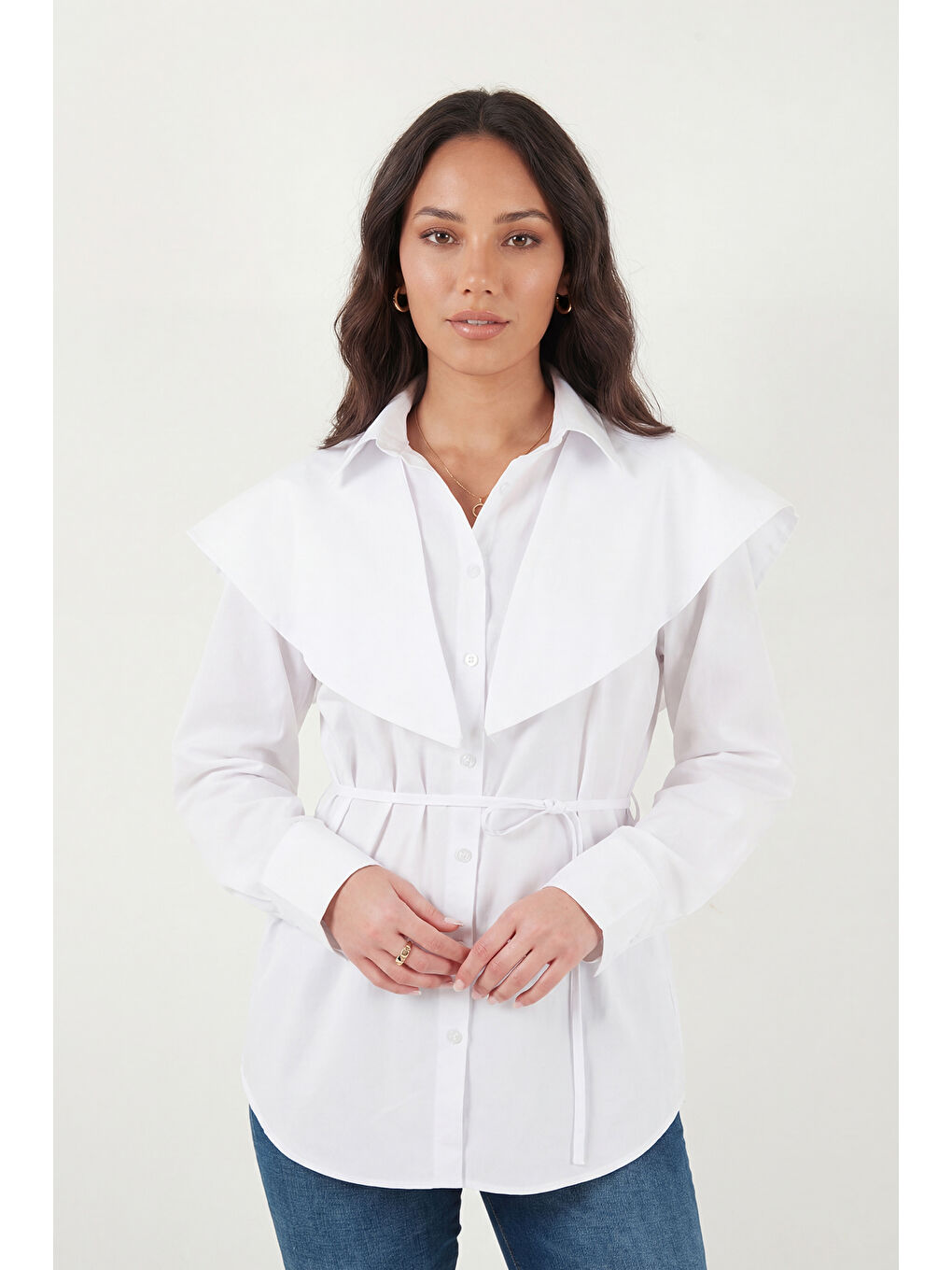 Beyaz Pamuklu Pelerin Detaylı Regular Fit Uzun Kollu Gömlek 6774128-2