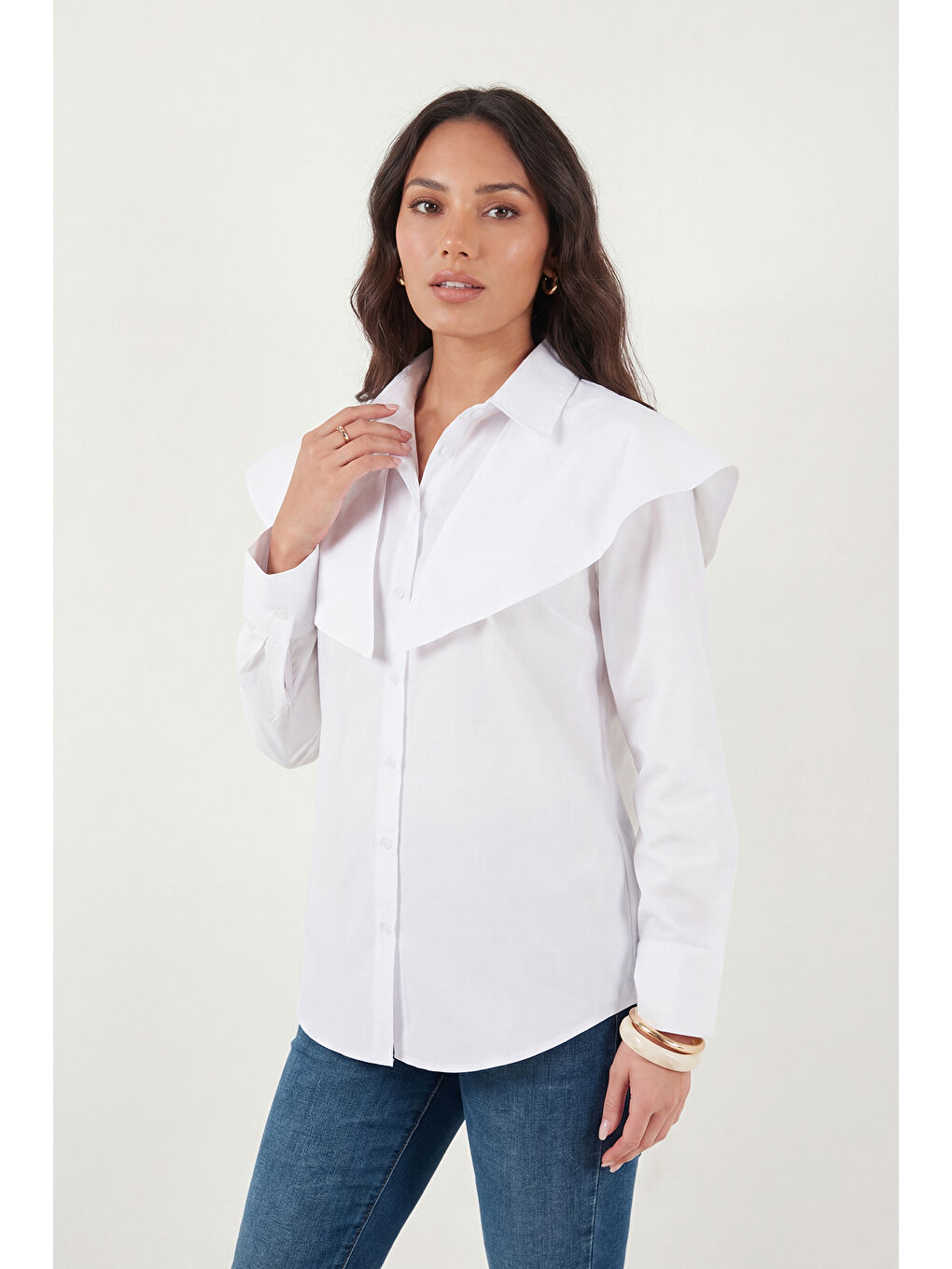 Beyaz Pamuklu Pelerin Detaylı Regular Fit Uzun Kollu Gömlek 6774128-3