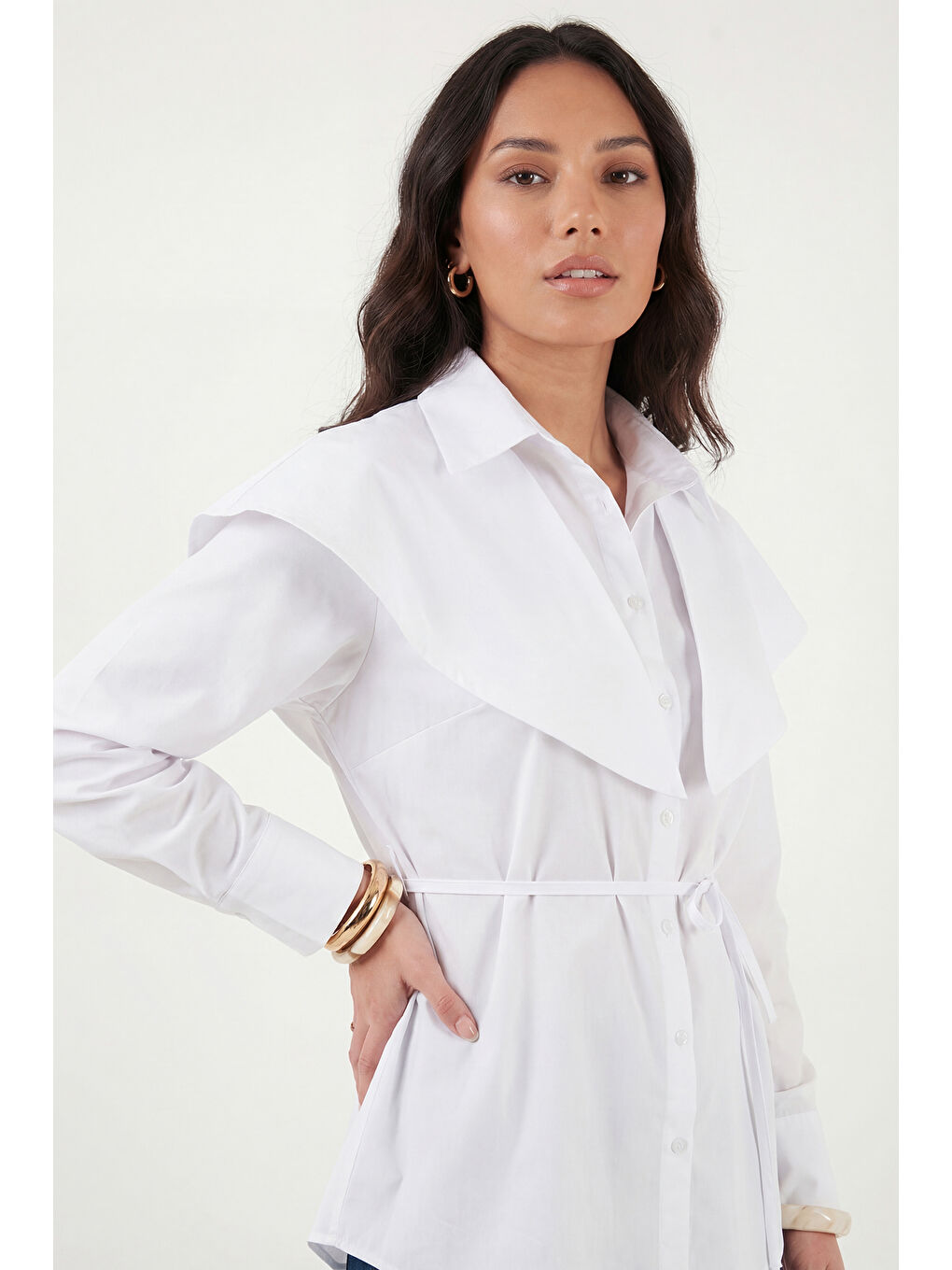 Beyaz Pamuklu Pelerin Detaylı Regular Fit Uzun Kollu Gömlek 6774128-4