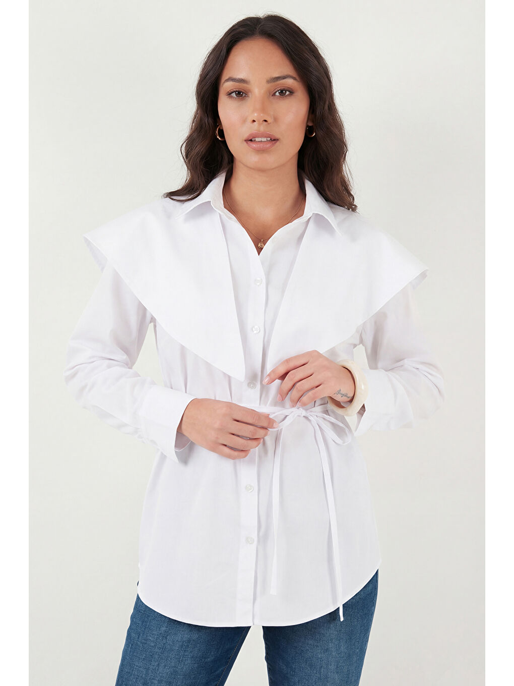 Beyaz Pamuklu Pelerin Detaylı Regular Fit Uzun Kollu Gömlek 6774128-5