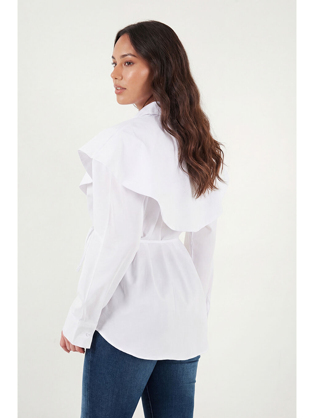 Beyaz Pamuklu Pelerin Detaylı Regular Fit Uzun Kollu Gömlek 6774128-6