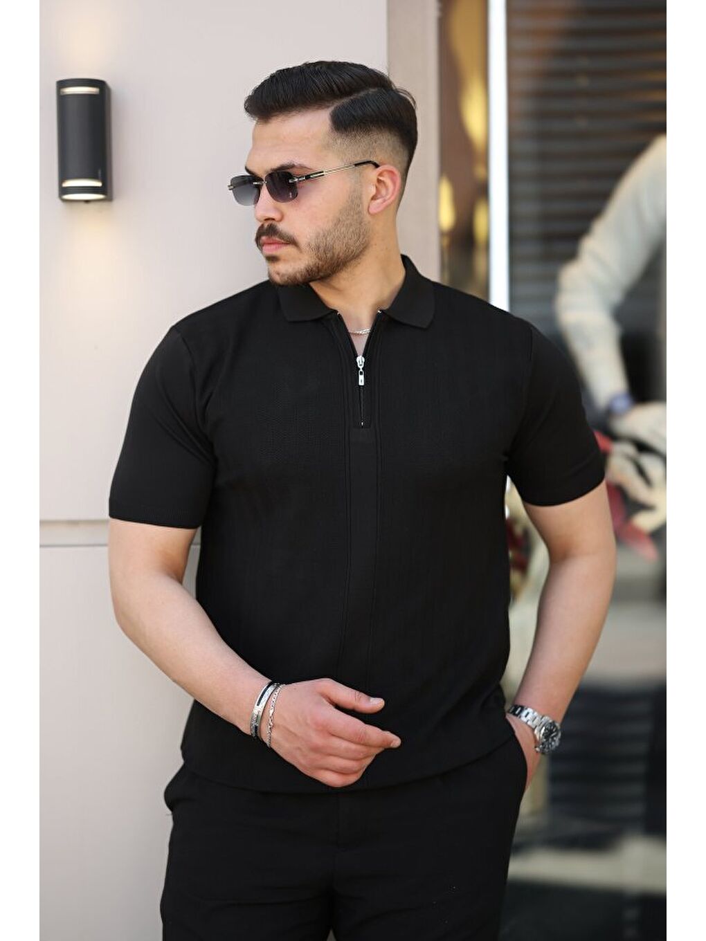 Siyah Erkek Yakası Fermuarlı Kısa Kollu T-shirt