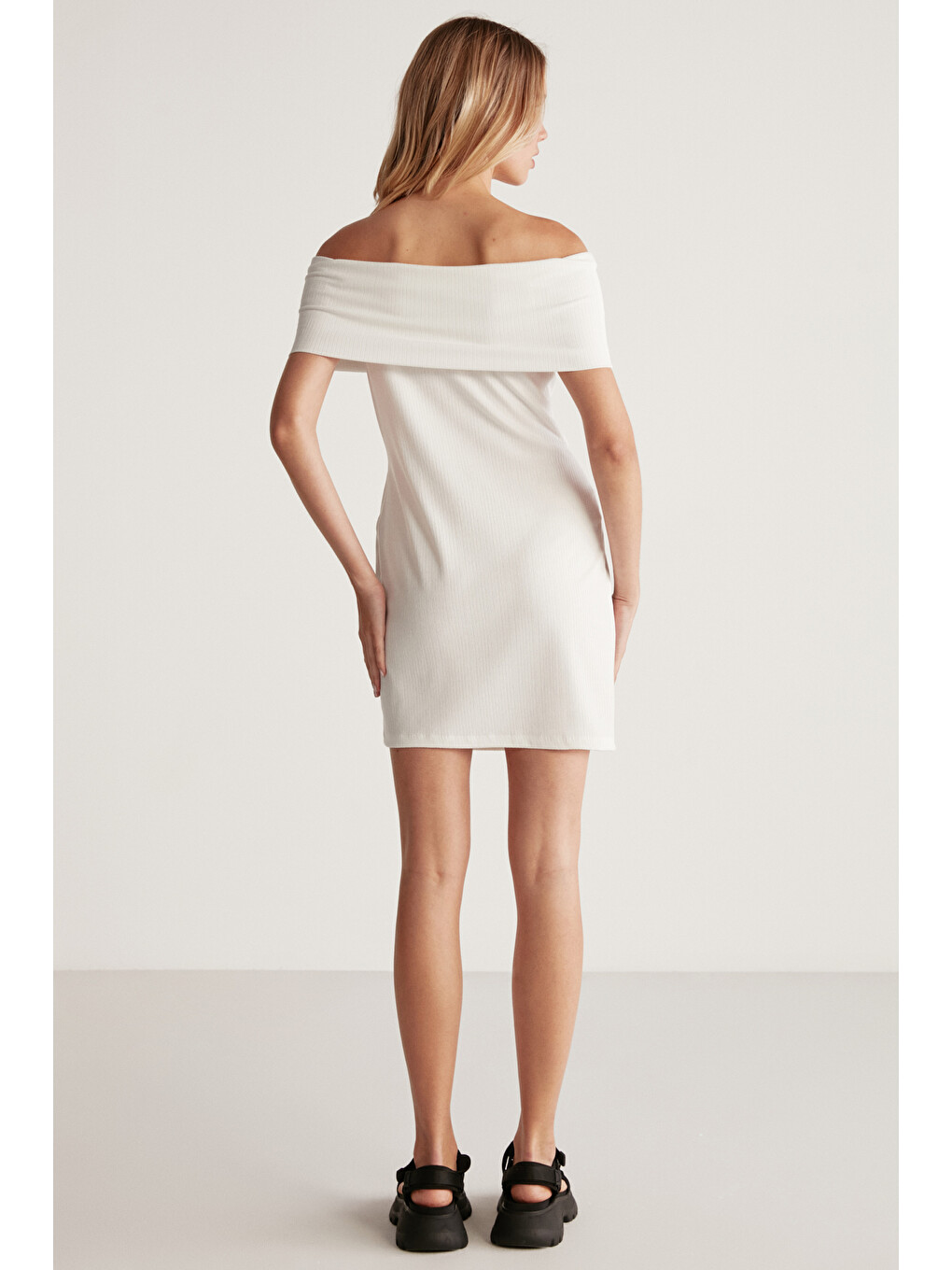 Julene Kadın Esnek Fitilli Kumaşlı Bardot Yaka Bodycon Vücüdu Saran Midi Beyaz Elbise-4