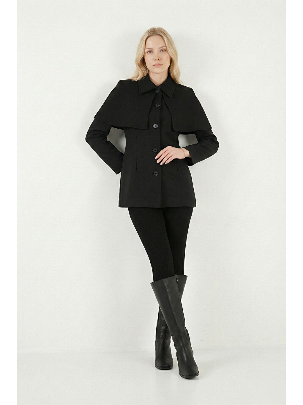 Siyah Regular Fit Pelerin Detaylı Düğmeli Ceket 6927687-1