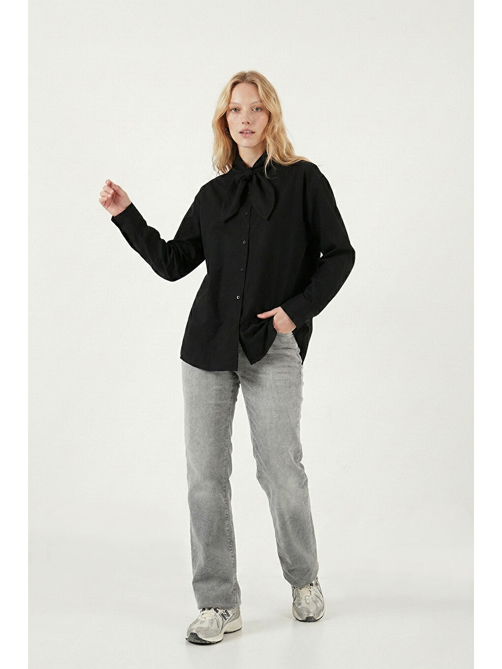 Siyah Pamuklu Relaxed Fit Fiyonk Detaylı Yaka Gömlek 6925407-6