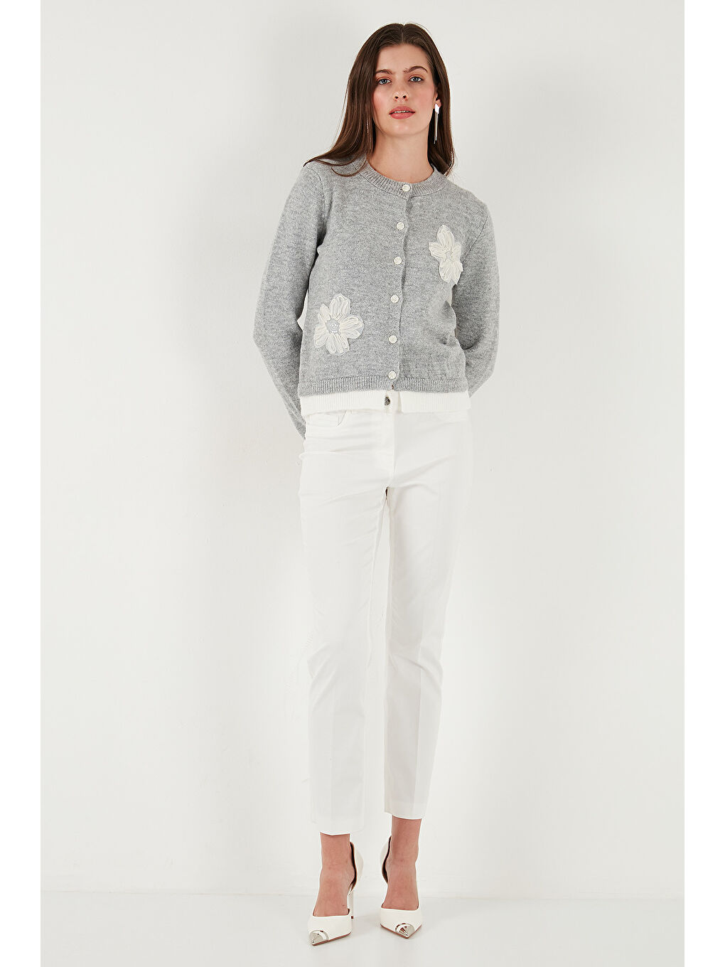 Gri Premium Tül Çiçek Detaylı Regular Fit Bisiklet Yaka Düğmeli Triko Hırka 680HI002421-1