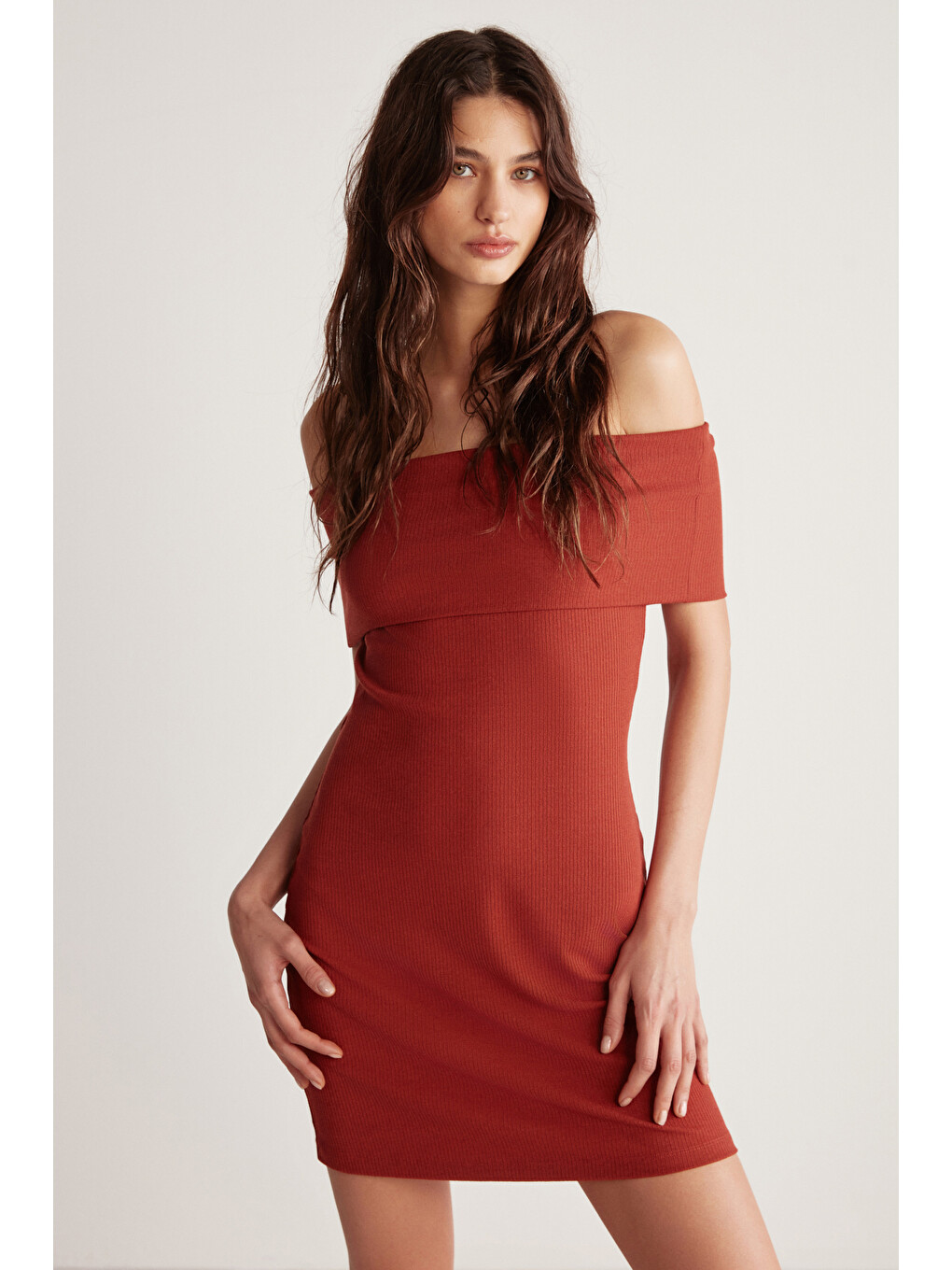 Kahverengi Julene Kadın Esnek Fitilli Kumaşlı Bardot Yaka Bodycon Vücüdu Saran Midi Kiremit Elbise-1
