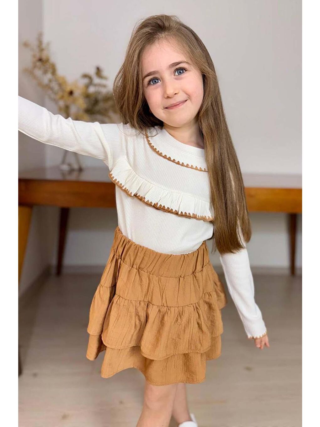 Kız Çocuk Bebe Yaka Göğsü Fırfırlı Fitilli Slim Kazak Üzeri Katkat Pliseli Kahverengi Etekli Takım-1