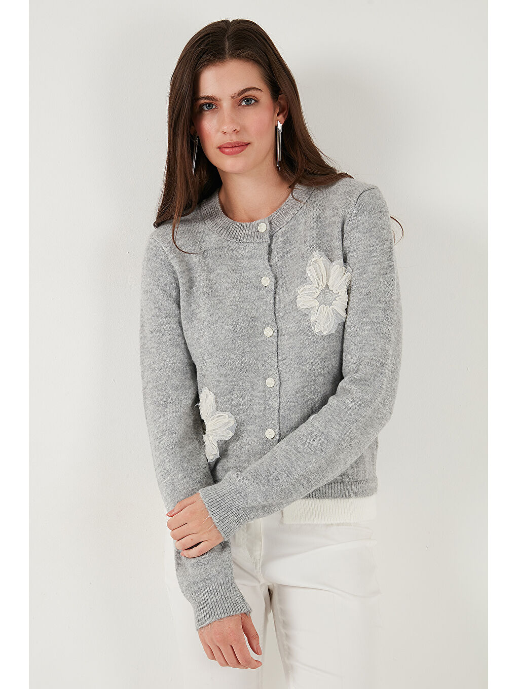 Gri Premium Tül Çiçek Detaylı Regular Fit Bisiklet Yaka Düğmeli Triko Hırka 680HI002421-2