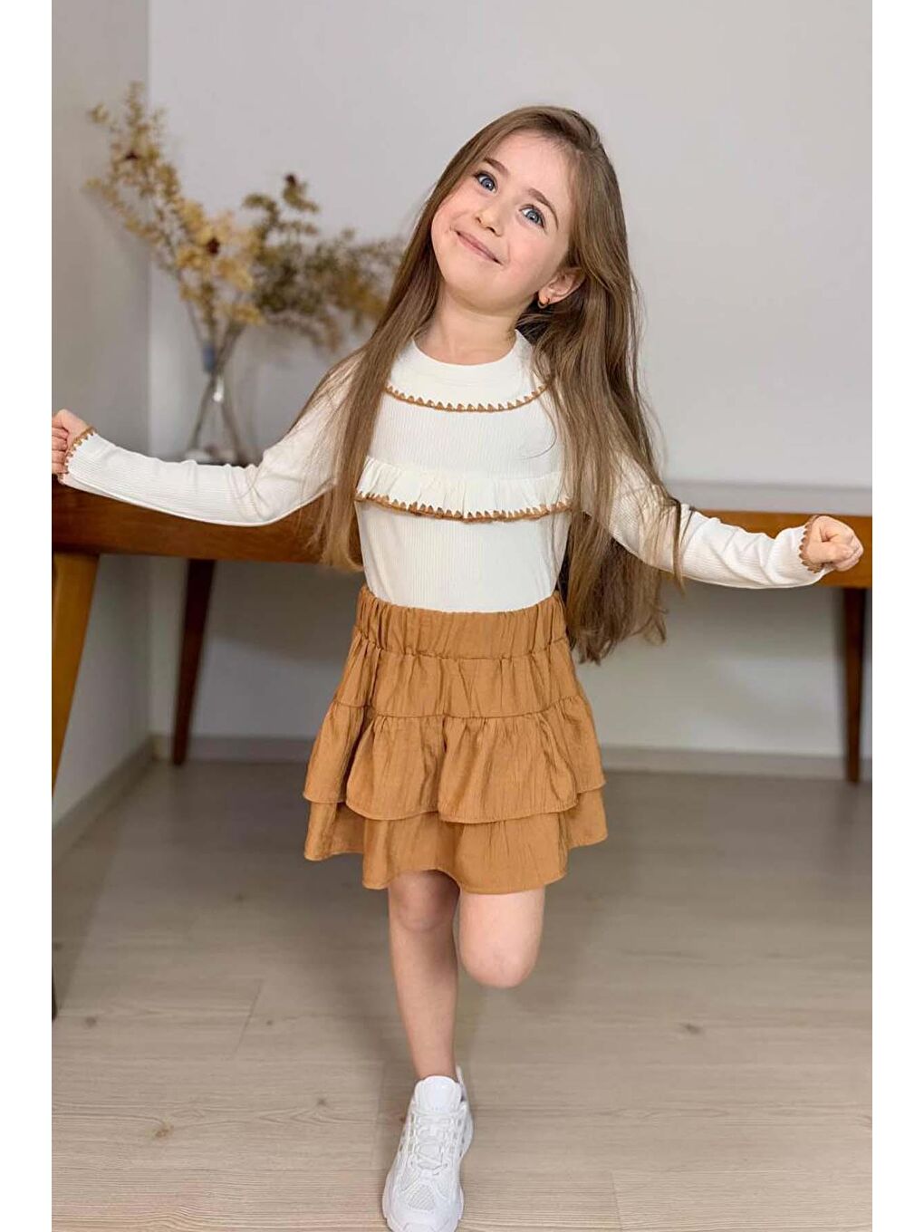 Kız Çocuk Bebe Yaka Göğsü Fırfırlı Fitilli Slim Kazak Üzeri Katkat Pliseli Kahverengi Etekli Takım-2