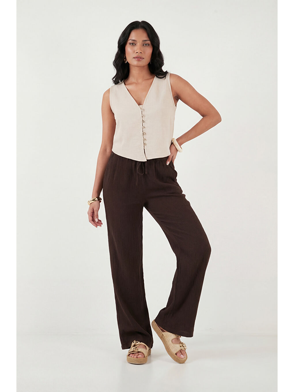 Bej Pamuklu Regular Fit V Yaka Düğme Detaylı Yazlık Bluz Yelek 5866661-2