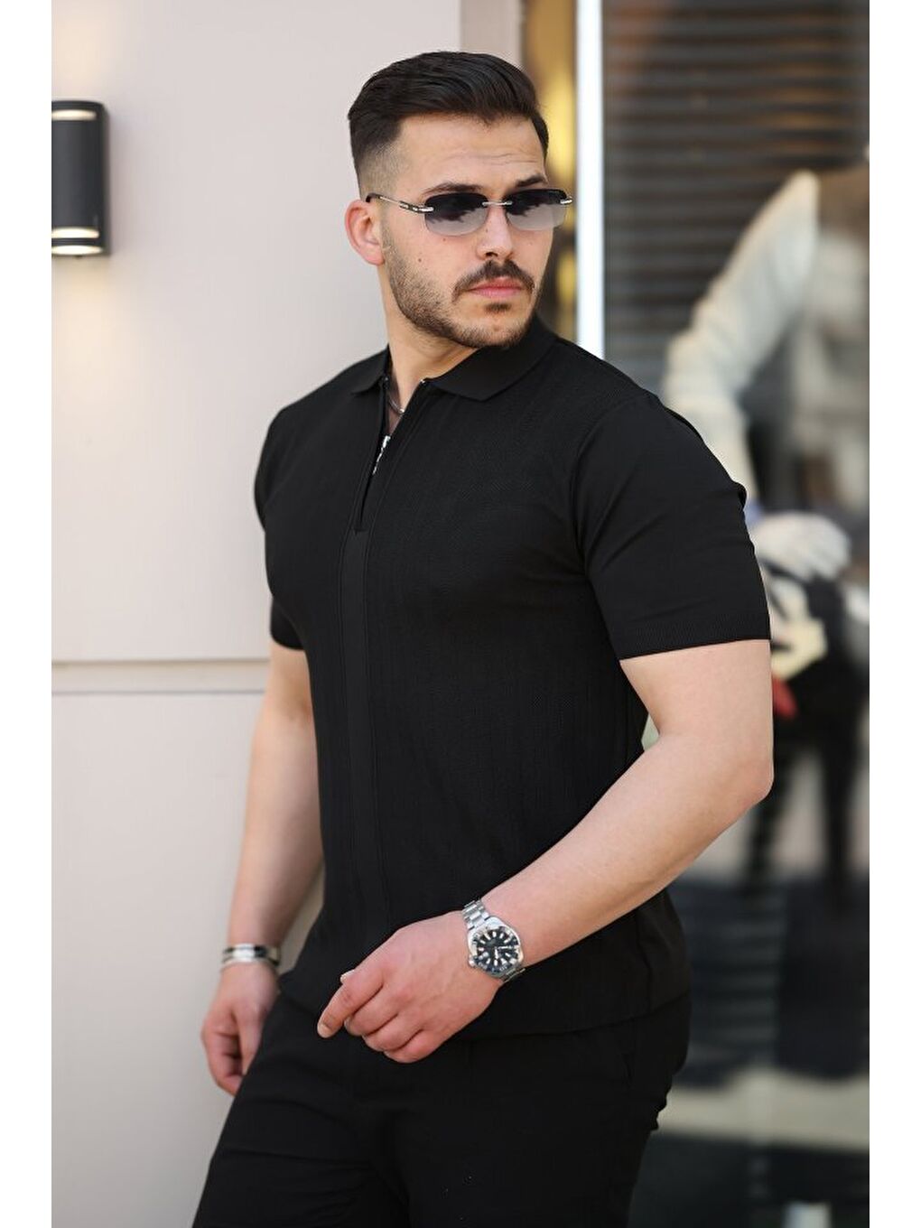 Siyah Erkek Yakası Fermuarlı Kısa Kollu T-shirt-1