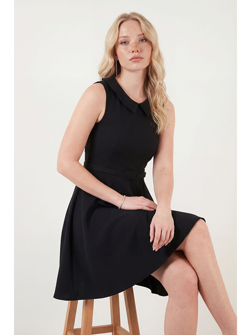 Siyah A Kesim Regular Fit Yaka ve Kemer Detaylı Mini Davet Elbise 6525740-4