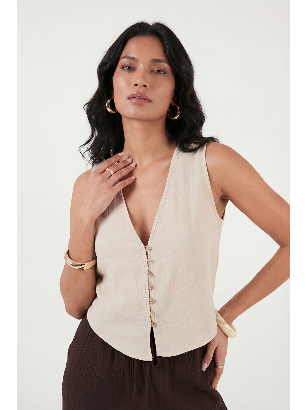 Bej Pamuklu Regular Fit V Yaka Düğme Detaylı Yazlık Bluz Yelek 5866661-3