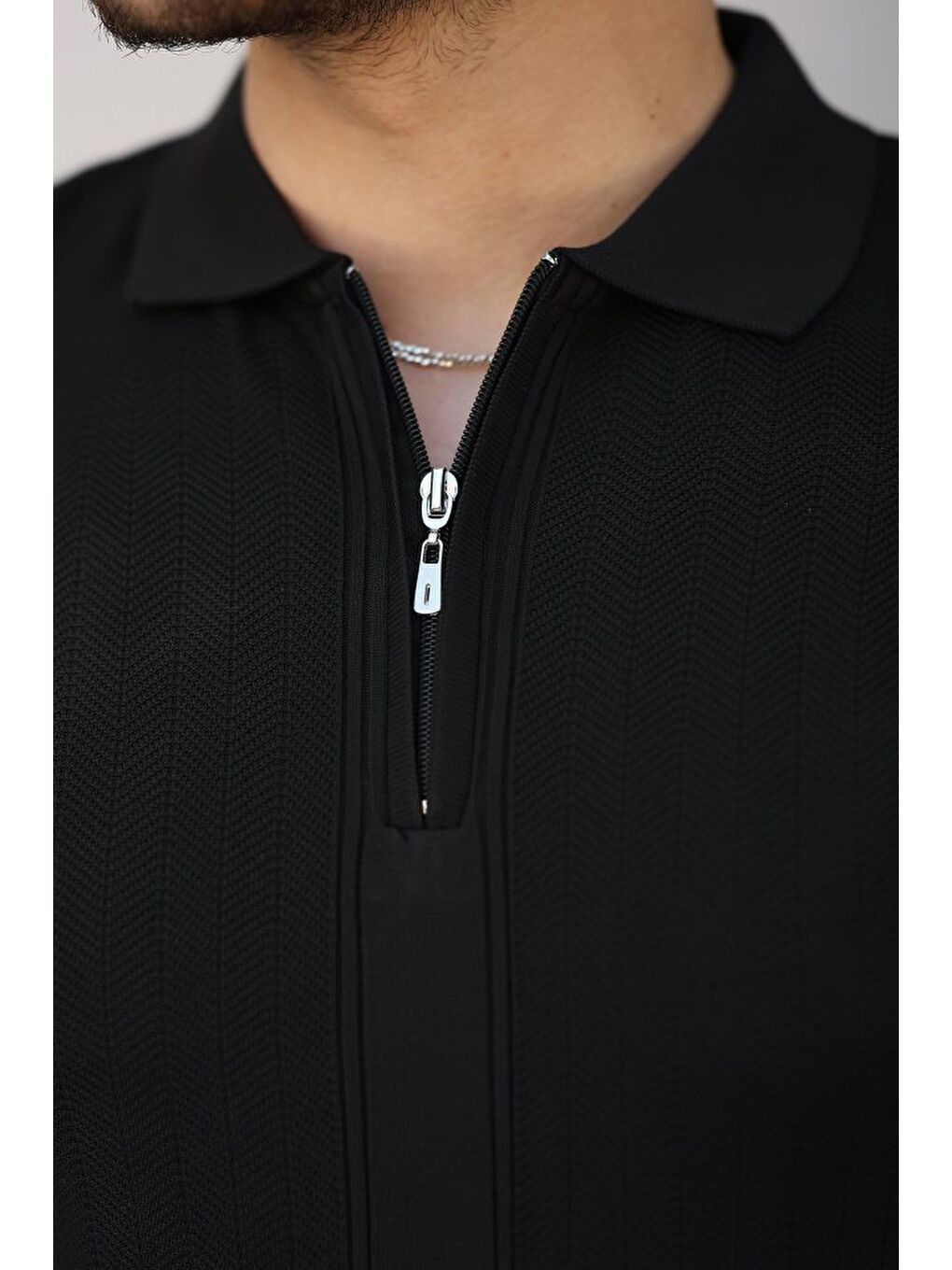 Siyah Erkek Yakası Fermuarlı Kısa Kollu T-shirt-2