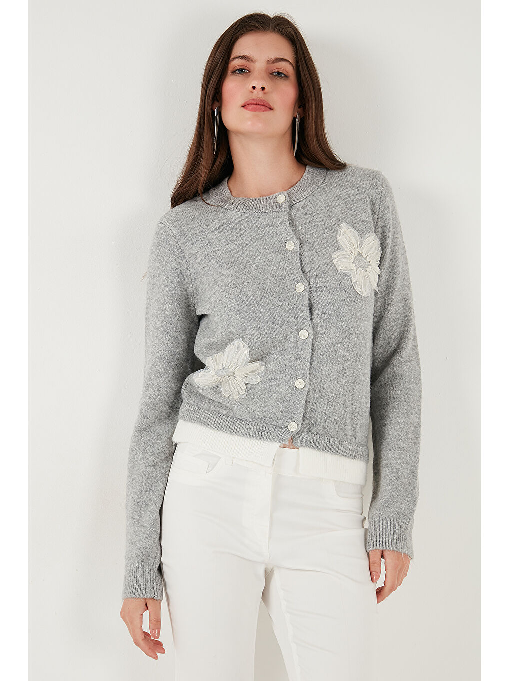 Gri Premium Tül Çiçek Detaylı Regular Fit Bisiklet Yaka Düğmeli Triko Hırka 680HI002421-3