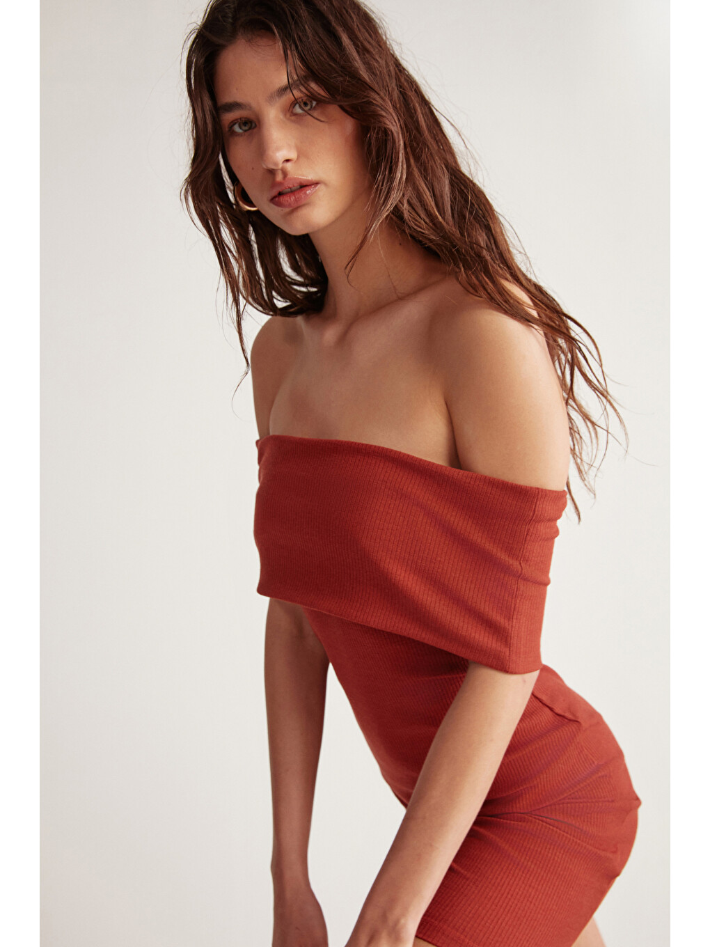 Kahverengi Julene Kadın Esnek Fitilli Kumaşlı Bardot Yaka Bodycon Vücüdu Saran Midi Kiremit Elbise-3