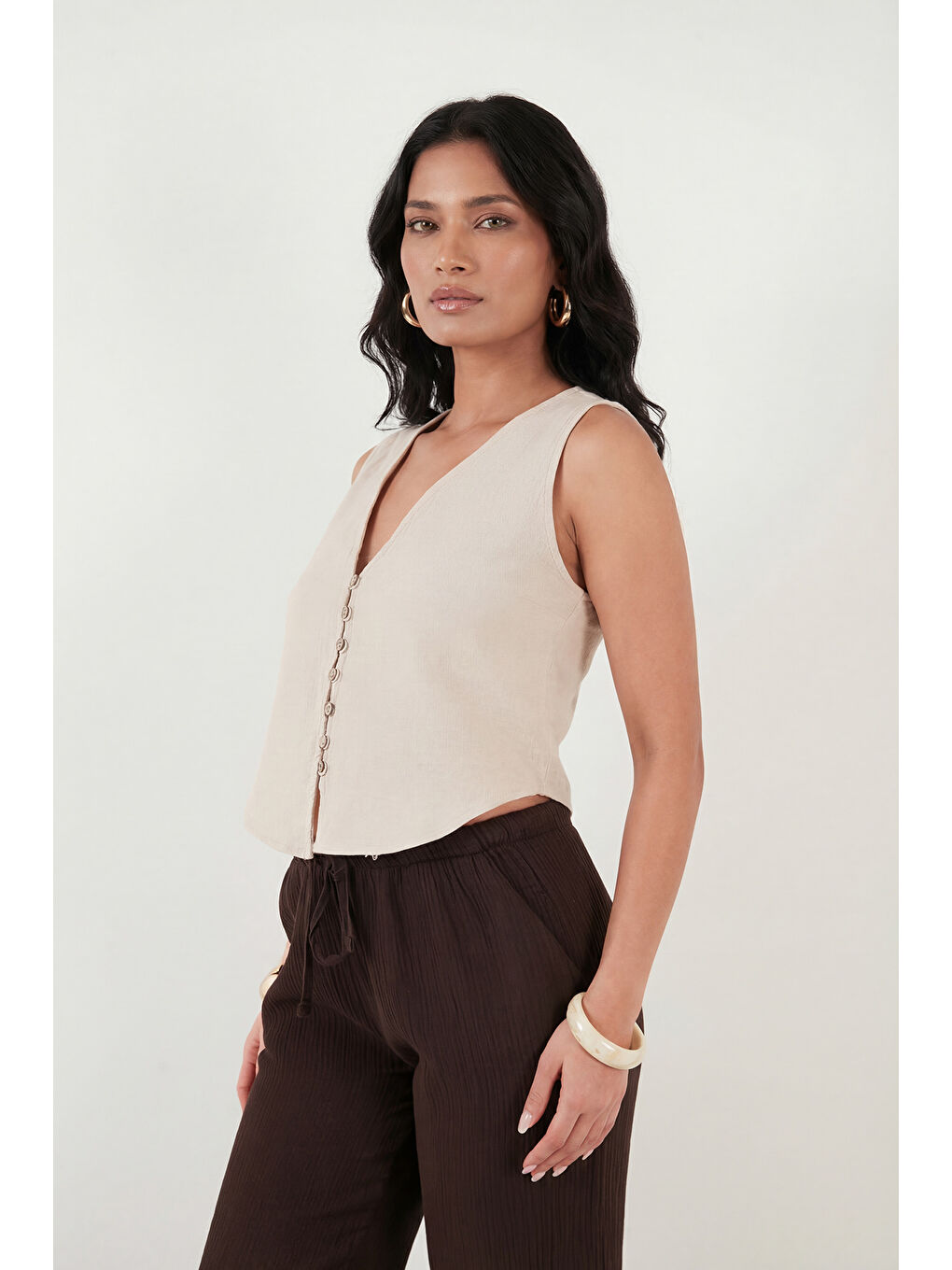 Bej Pamuklu Regular Fit V Yaka Düğme Detaylı Yazlık Bluz Yelek 5866661-4