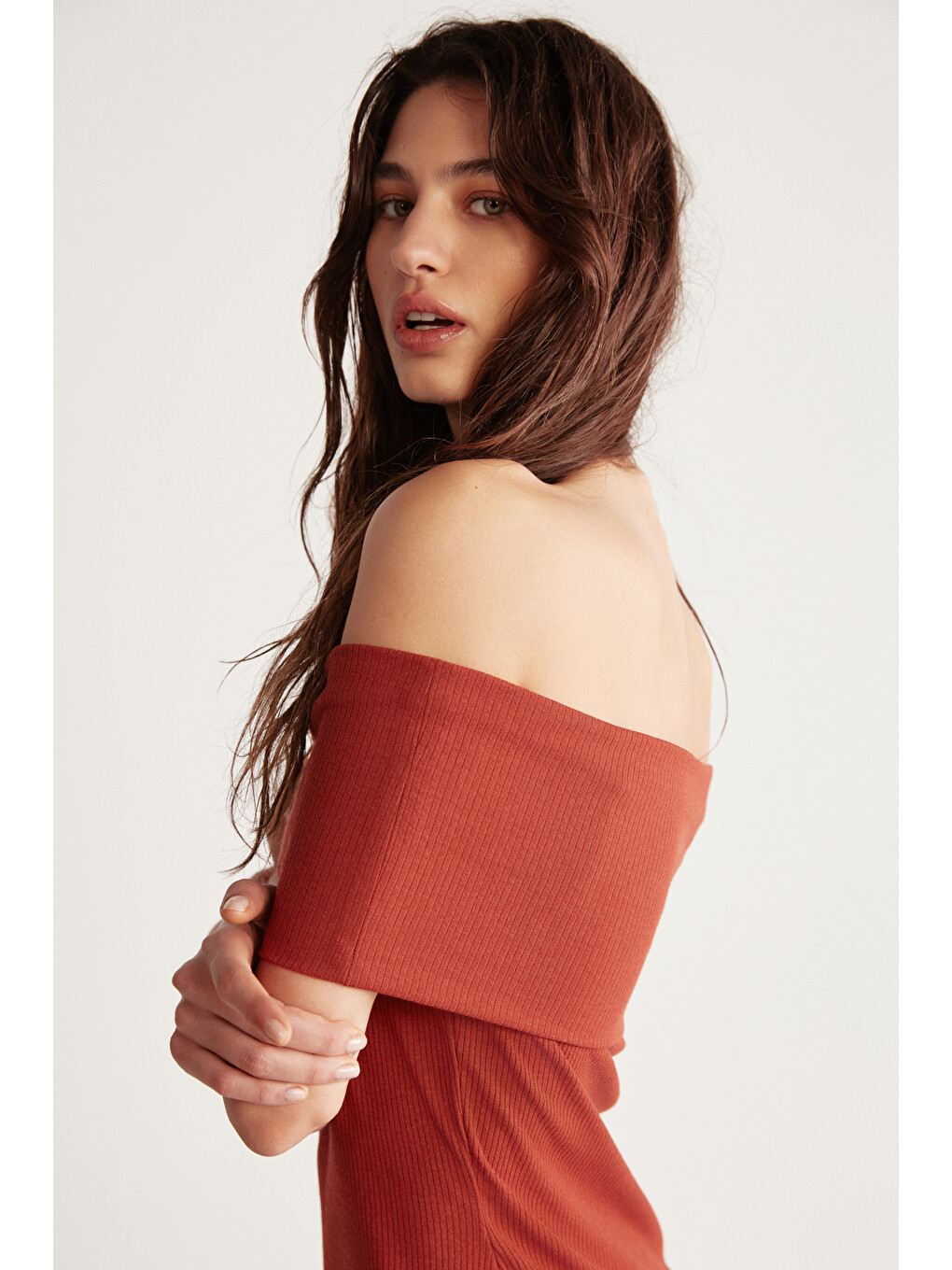 Kahverengi Julene Kadın Esnek Fitilli Kumaşlı Bardot Yaka Bodycon Vücüdu Saran Midi Kiremit Elbise-4