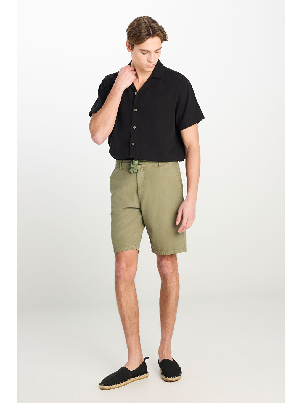 Relaxed Fit Geniş Kesim Lastik Bel Detaylı Esnek Haki Chino Şort-1