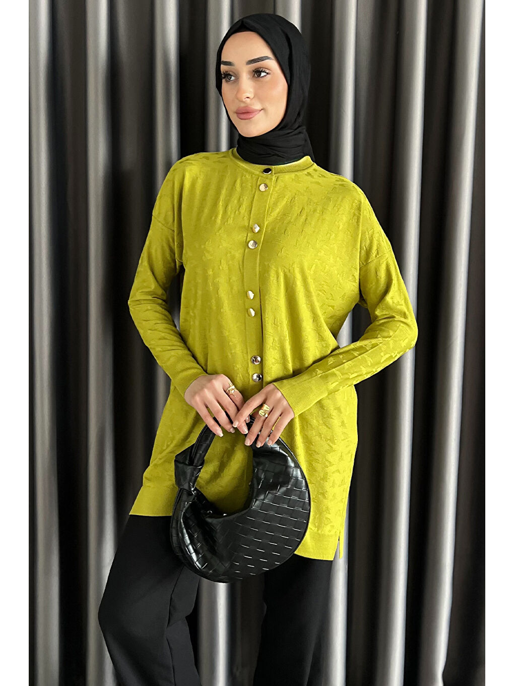 Yeşil Düğme Detaylı Kendinden Desenli Tesettür Triko Hırka-1