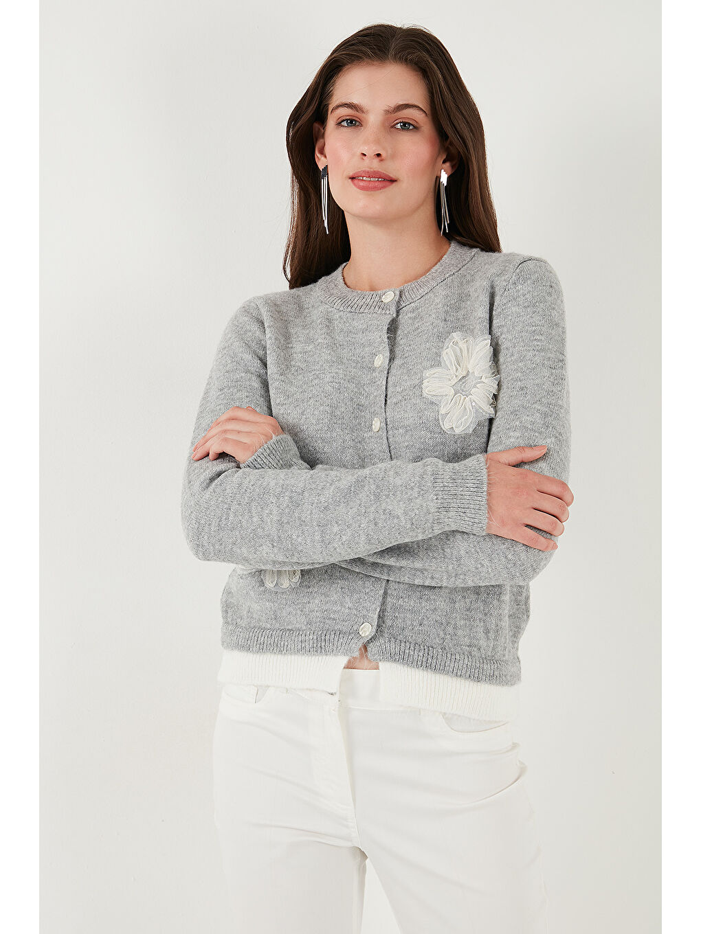 Gri Premium Tül Çiçek Detaylı Regular Fit Bisiklet Yaka Düğmeli Triko Hırka 680HI002421-5