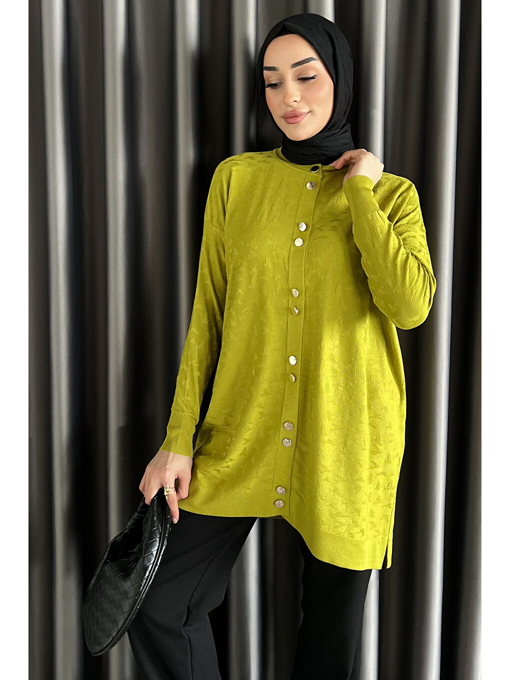 Yeşil Düğme Detaylı Kendinden Desenli Tesettür Triko Hırka-3