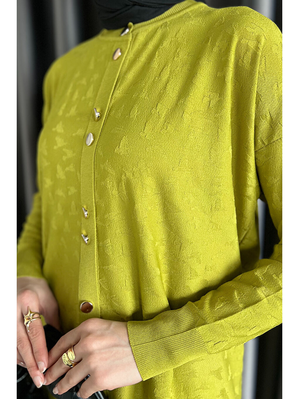 Yeşil Düğme Detaylı Kendinden Desenli Tesettür Triko Hırka-5