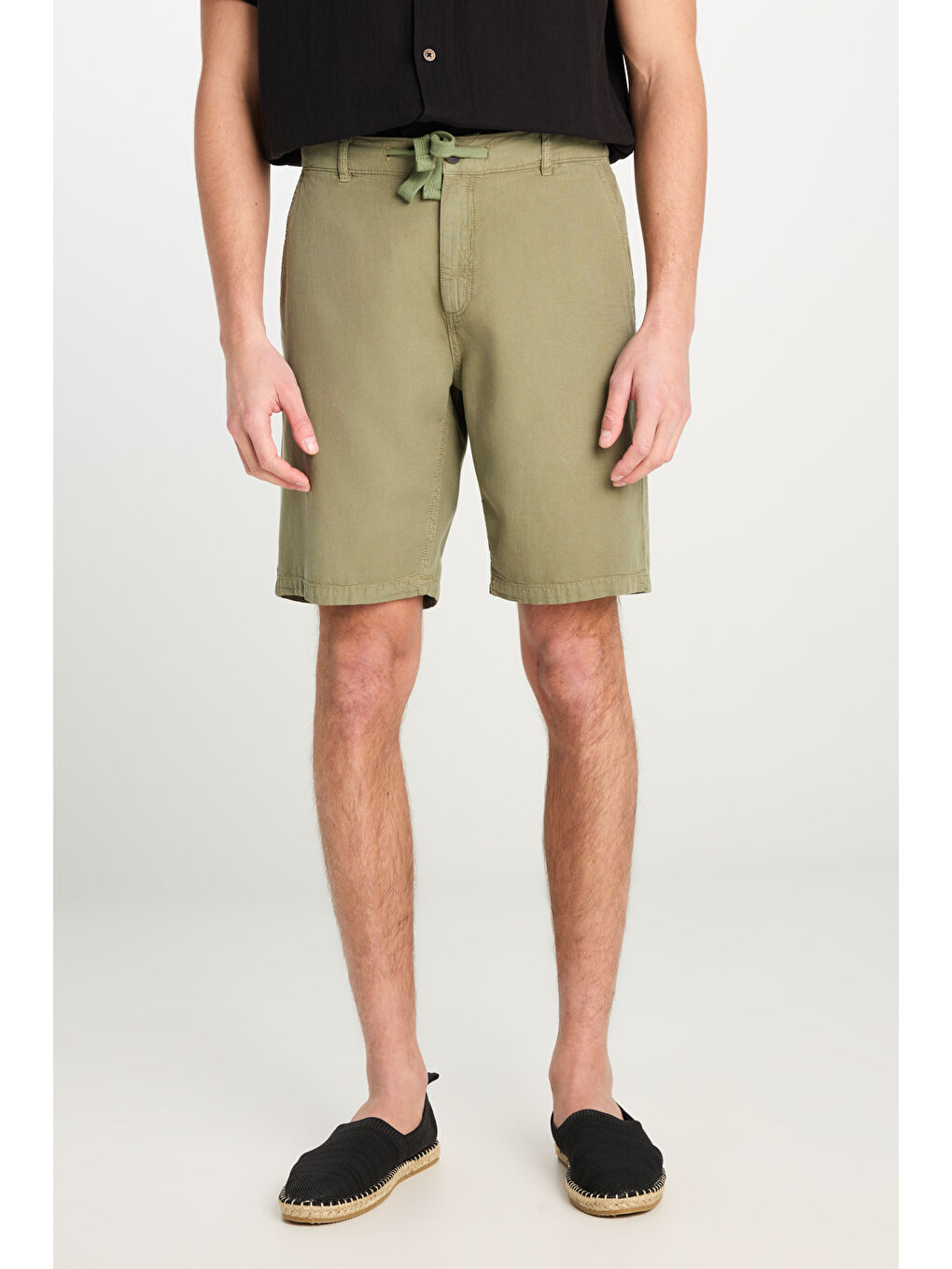 Relaxed Fit Geniş Kesim Lastik Bel Detaylı Esnek Haki Chino Şort-2