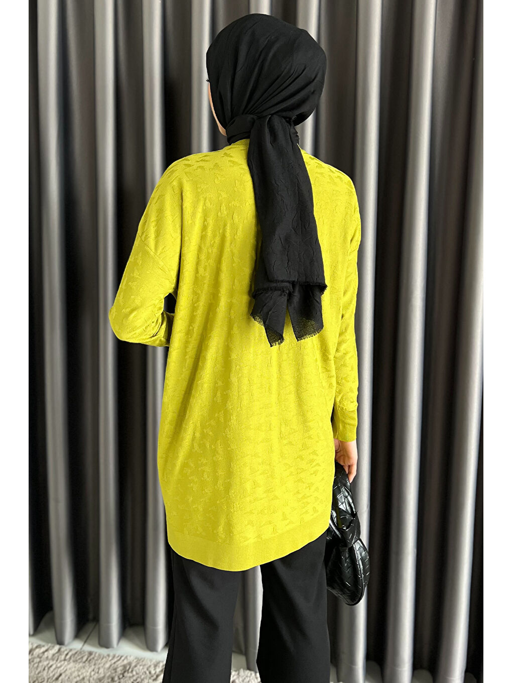 Yeşil Düğme Detaylı Kendinden Desenli Tesettür Triko Hırka-6