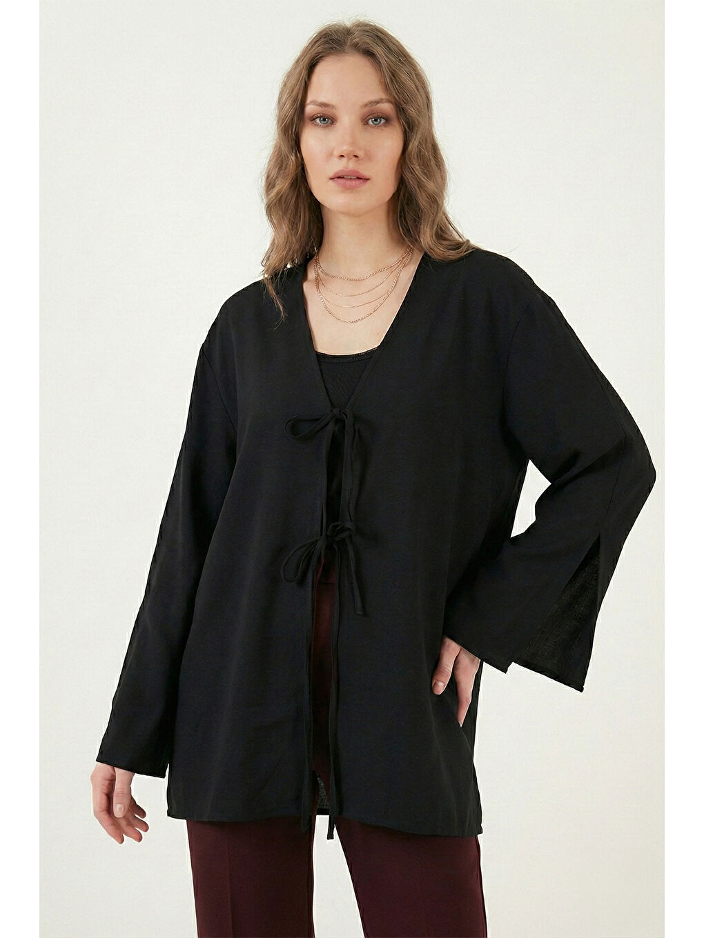 Siyah Pamuklu Relaxed Fit Bağlamalı Yırtmaçlı Kol Detaylı Gömlek 6925425-1