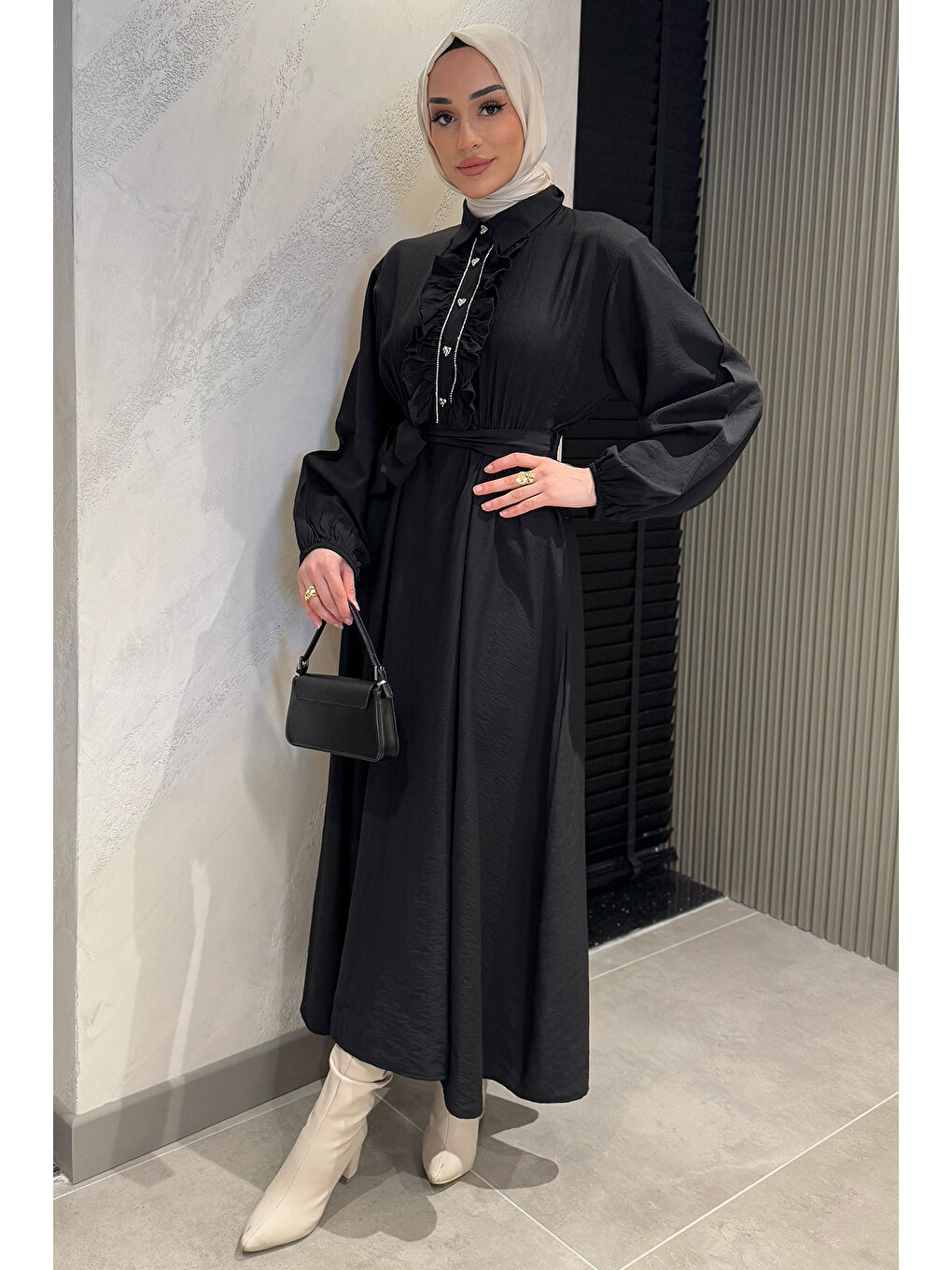 Siyah Yaka Fırfır Ve Taş Detaylı Bel Kuşaklı Kadın Tesettür Elbise-1