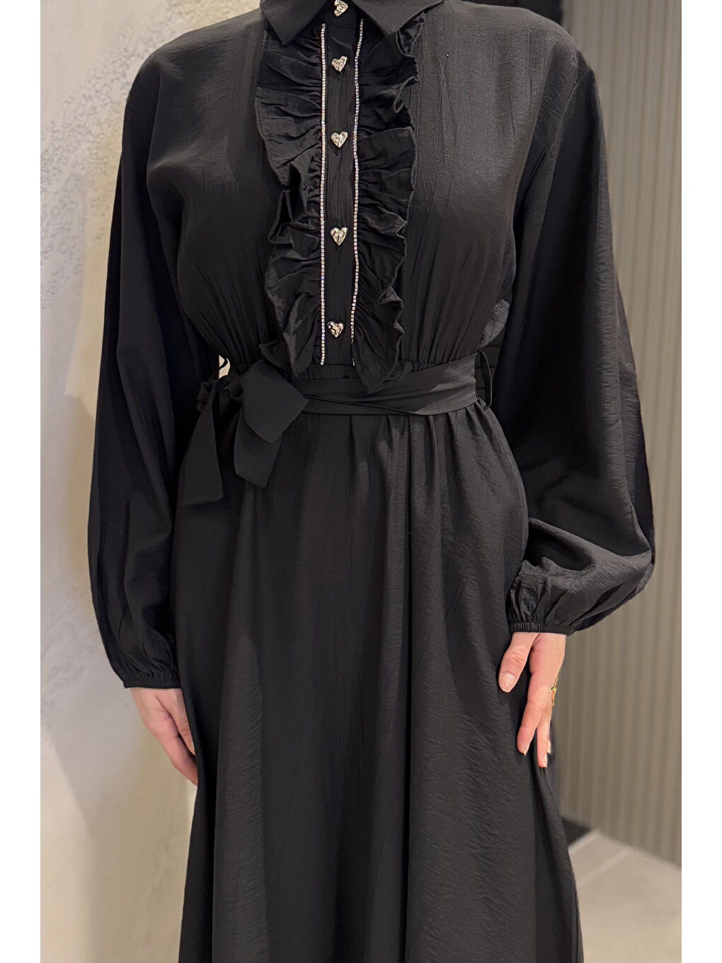 Siyah Yaka Fırfır Ve Taş Detaylı Bel Kuşaklı Kadın Tesettür Elbise-4