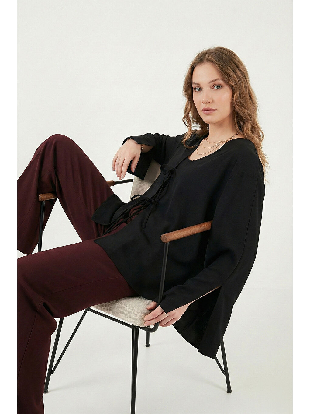 Siyah Pamuklu Relaxed Fit Bağlamalı Yırtmaçlı Kol Detaylı Gömlek 6925425-3