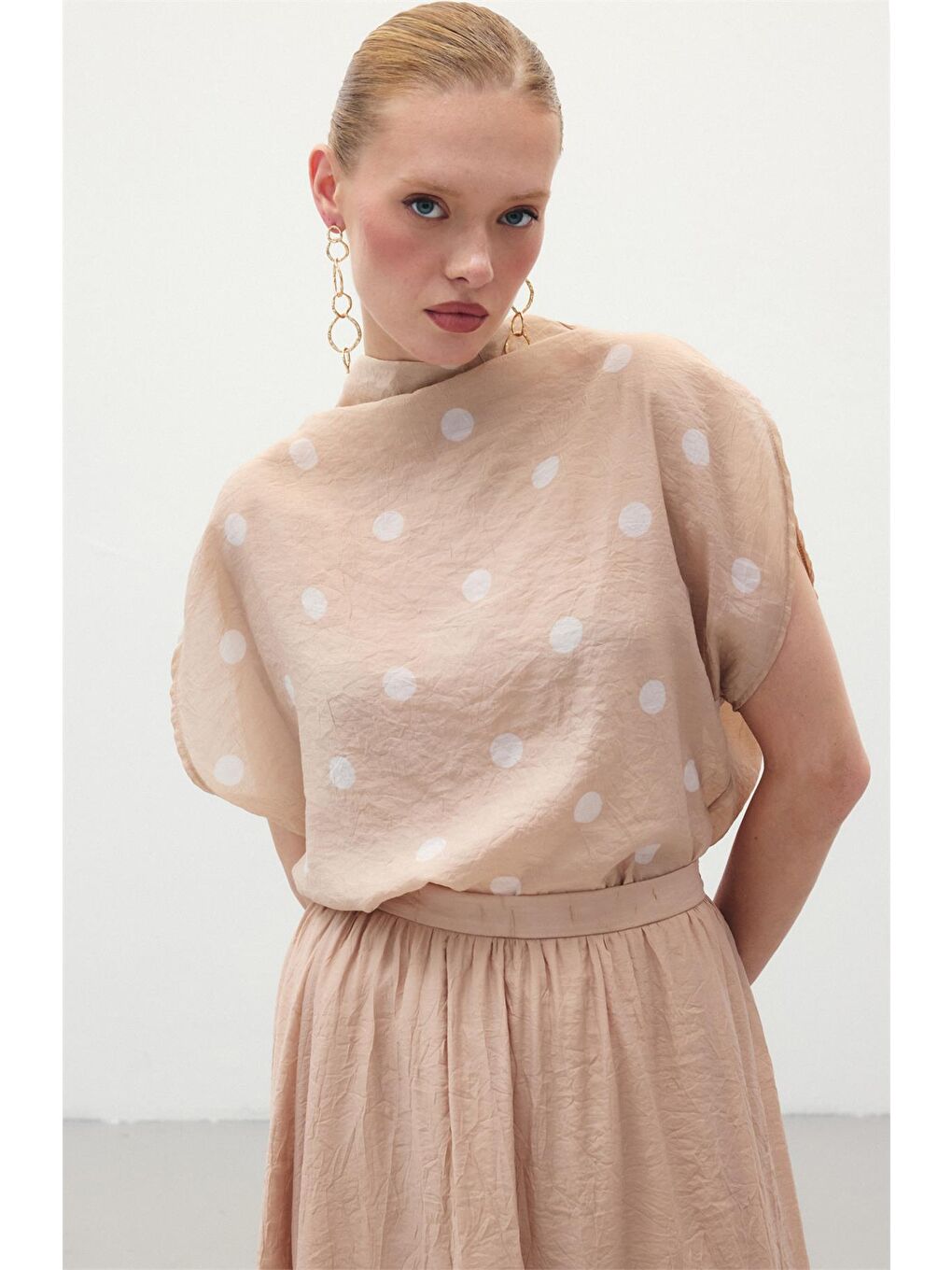 Pembe Puantiye Desenli Bluz - Pudra-1