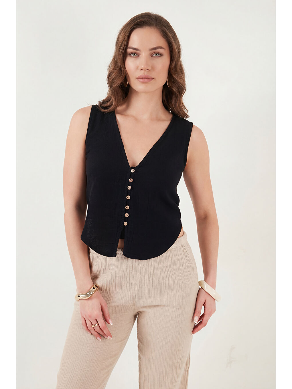 Siyah Pamuklu Regular Fit V Yaka Düğme Detaylı Yazlık Bluz Yelek 5866661-2