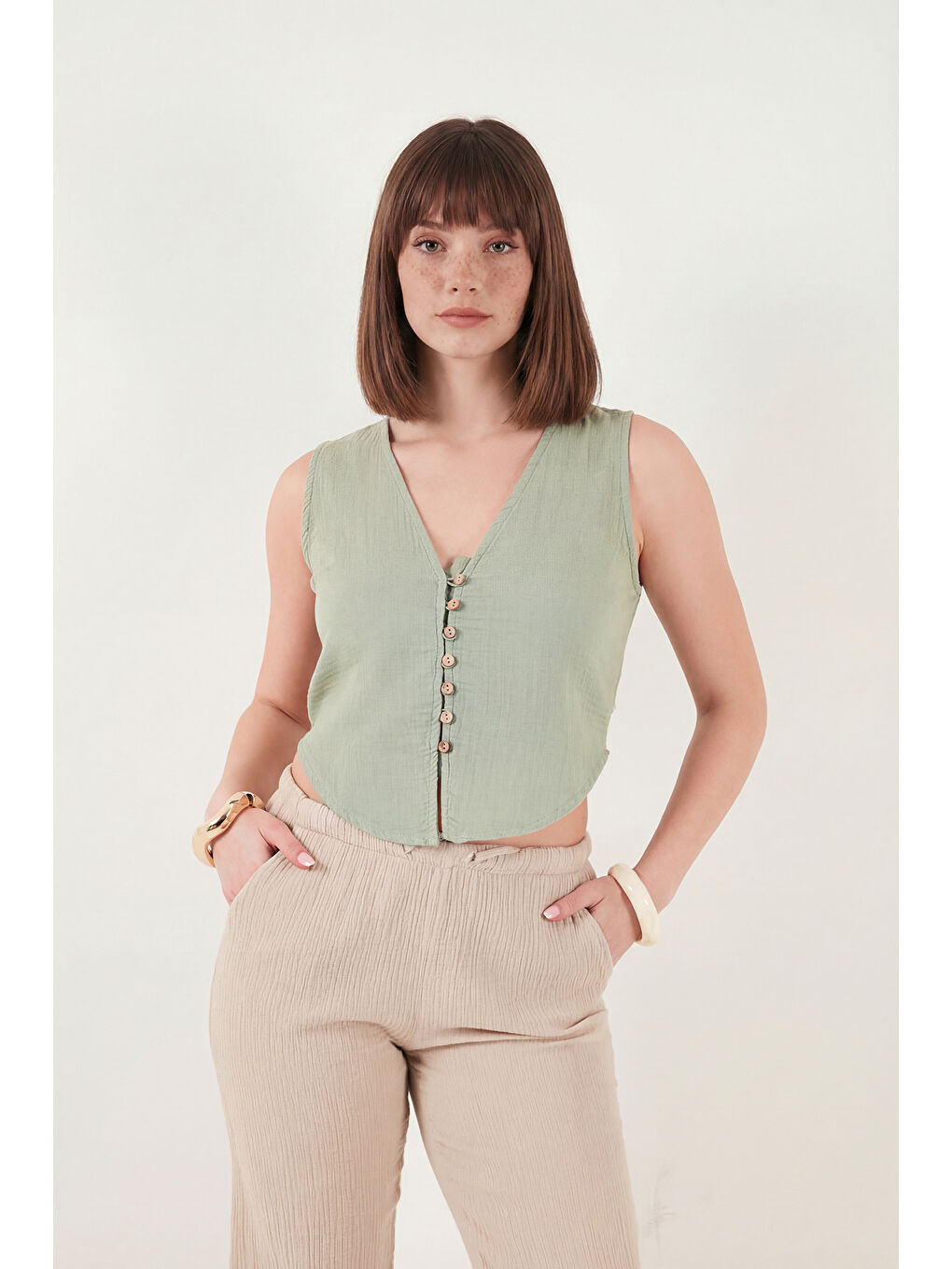 Yeşil Pamuklu Regular Fit V Yaka Düğme Detaylı Yazlık Bluz Yelek 5866661-3