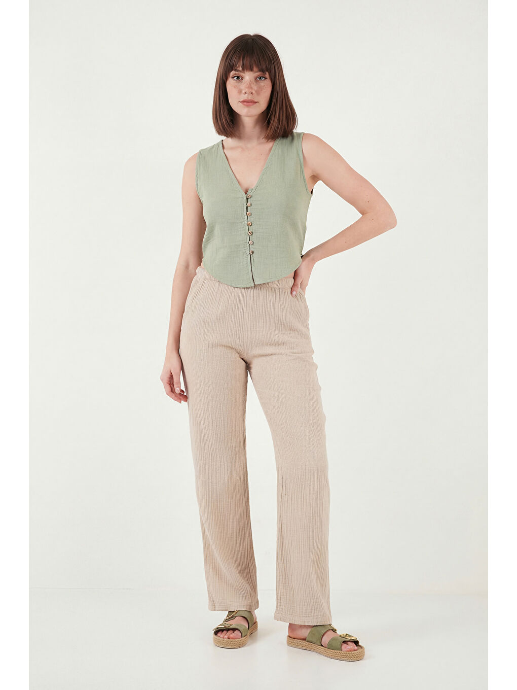 Yeşil Pamuklu Regular Fit V Yaka Düğme Detaylı Yazlık Bluz Yelek 5866661-4